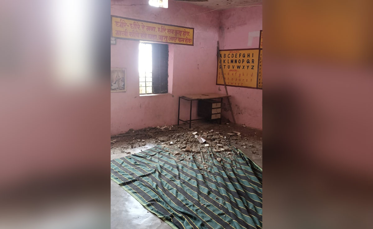 सतना : पढ़ाई कर रहे छात्रों पर गिरा स्कूल की जर्जर छत का प्लास्टर, 2 घायल