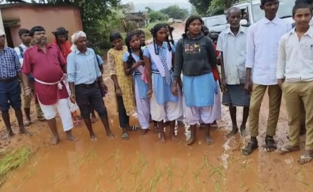जशपुर: जलभराव से आक्रोशित छात्रों ने सड़क पर धान की रोपाई कर जताया विरोध