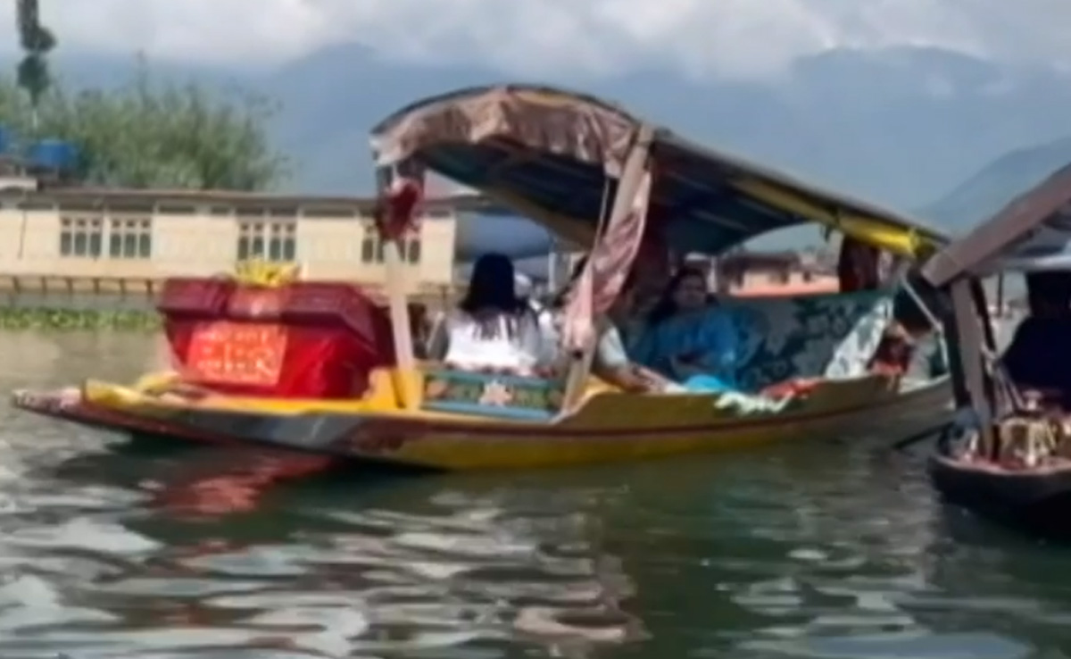 "सबसे ऊंचा रेलवे का ब्रिज, 53 बड़े इंफ्रास्ट्रक्चर प्रोजेक्ट...": अनुच्छेद 370 हटने के बाद कुछ यूं बदली कश्मीर की तस्वीर "सबसे ऊंचा रेलवे का ब्रिज, 53 बड़े इंफ्रास्ट्रक्चर प्रोजेक्ट...": अनुच्छेद 370 हटने के बाद कुछ यूं बदली कश्मीर की तस्वीर