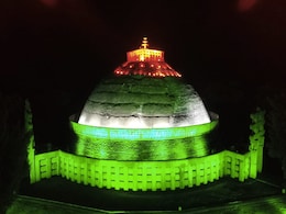 तिरंगे की रौशनी में जगमगाया सांची स्तूप, पूरी दुनिया को दिया जश्न-ए-आजादी का पैगाम तिरंगे की रौशनी में जगमगाया सांची स्तूप, पूरी दुनिया को दिया जश्न-ए-आजादी का पैगाम