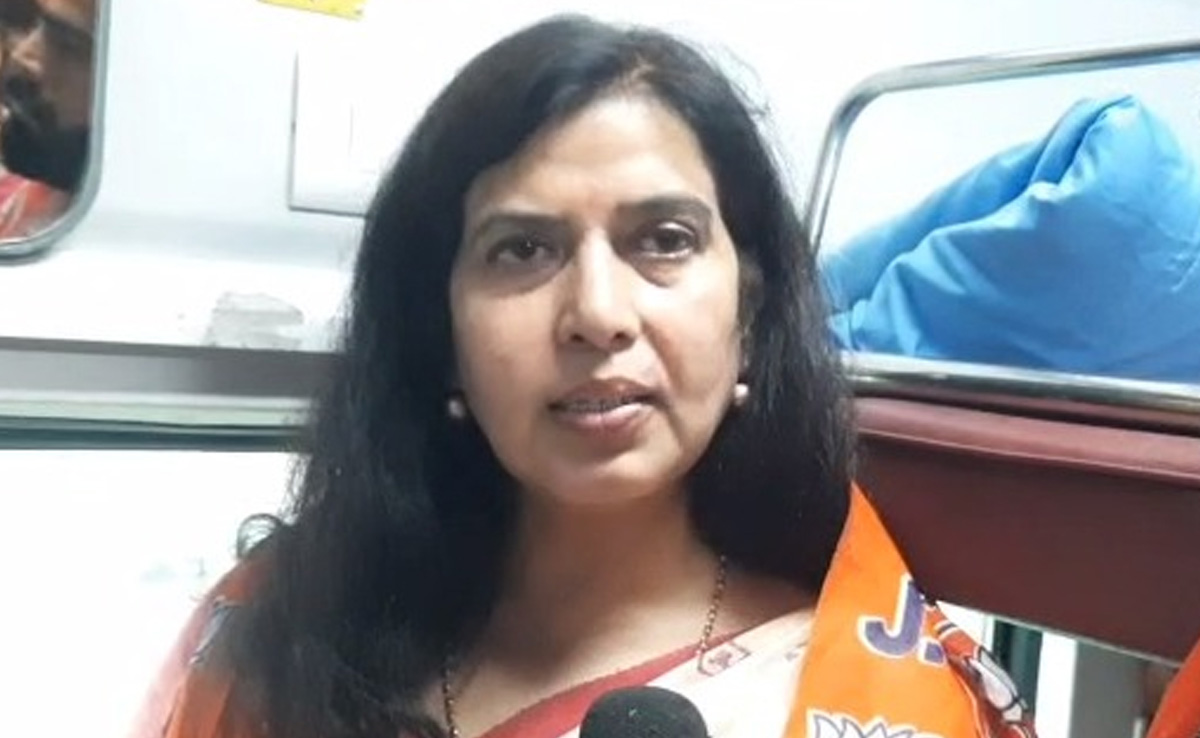 भीलवाड़ा हत्&zwj;याकांड : BJP की जांच समिति पीड़िता के घर पहुंची, सरोज पांडेय बोलीं - राजस्&zwj;थान में महिलाओं की हालत खराब