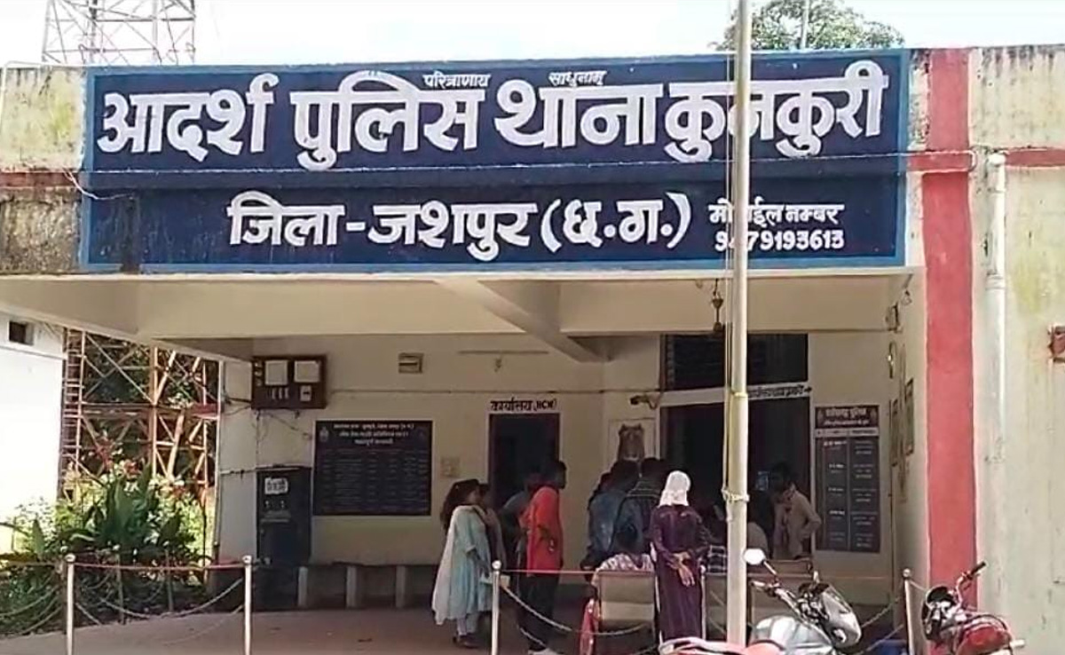 जशपुर : पुलिस के वाहन की टक्कर से बाइक सवार की मौके पर मौत