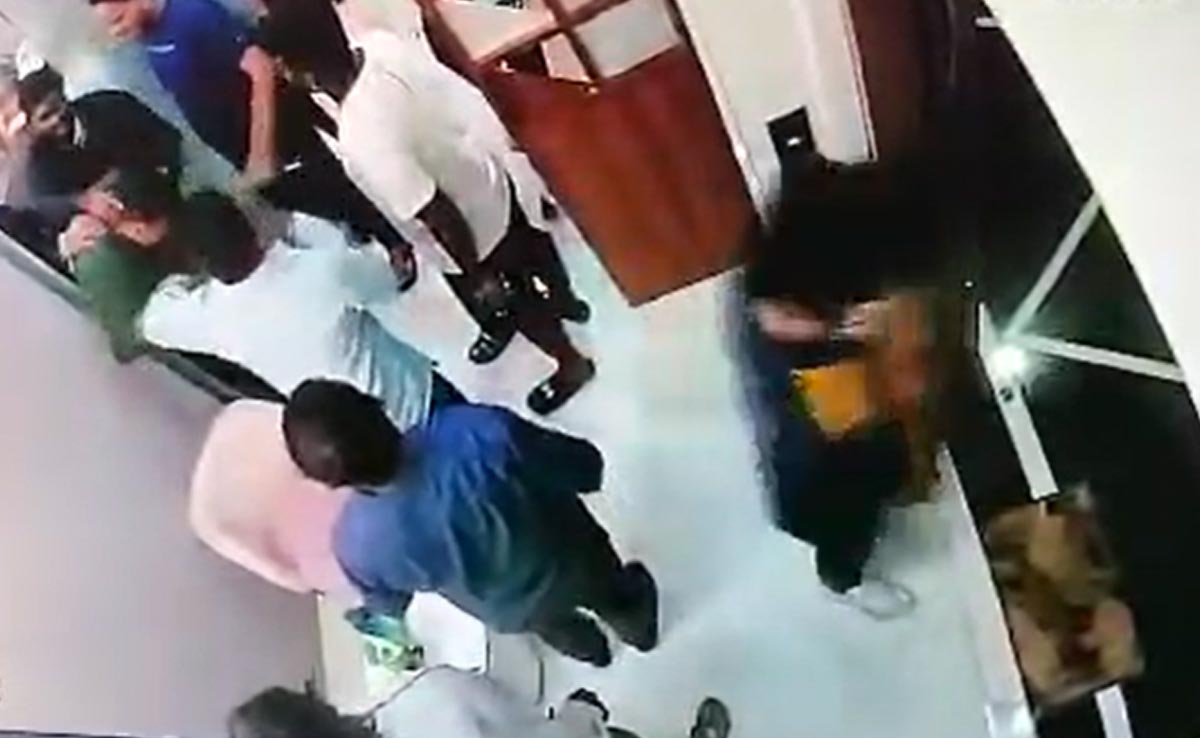 VIDEO : मुंबई के बिजनेसमैन का अपहरण, शिवसेना विधायक के खिलाफ मामला दर्ज VIDEO : मुंबई के बिजनेसमैन का अपहरण, शिवसेना विधायक के खिलाफ मामला दर्ज