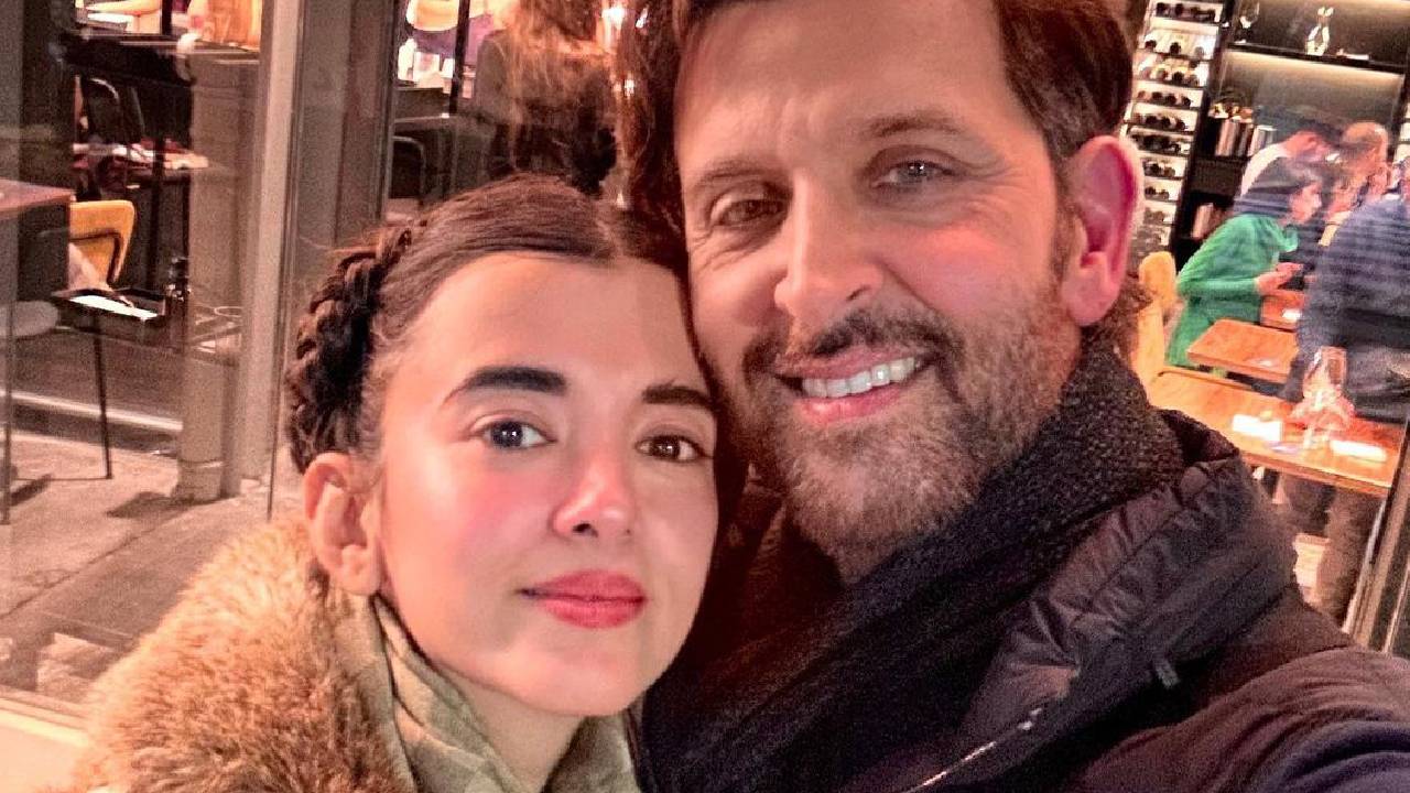 वायरल हुई सबा और ऋतिक की रोमांटिक तस्वीर, सुजैन ने किया ये कमेंट