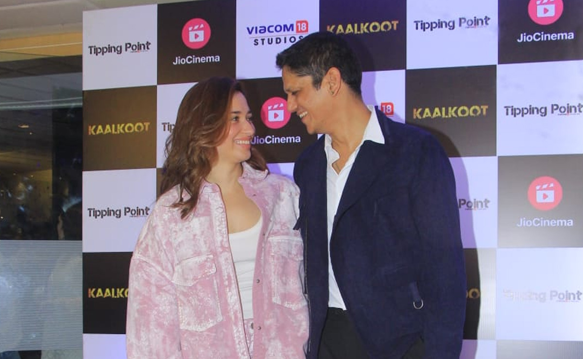 Tamannaah And Boyfriend Vijay Varma Hugged And Posed Adorably At <i>Kaalkoot</i> Screening