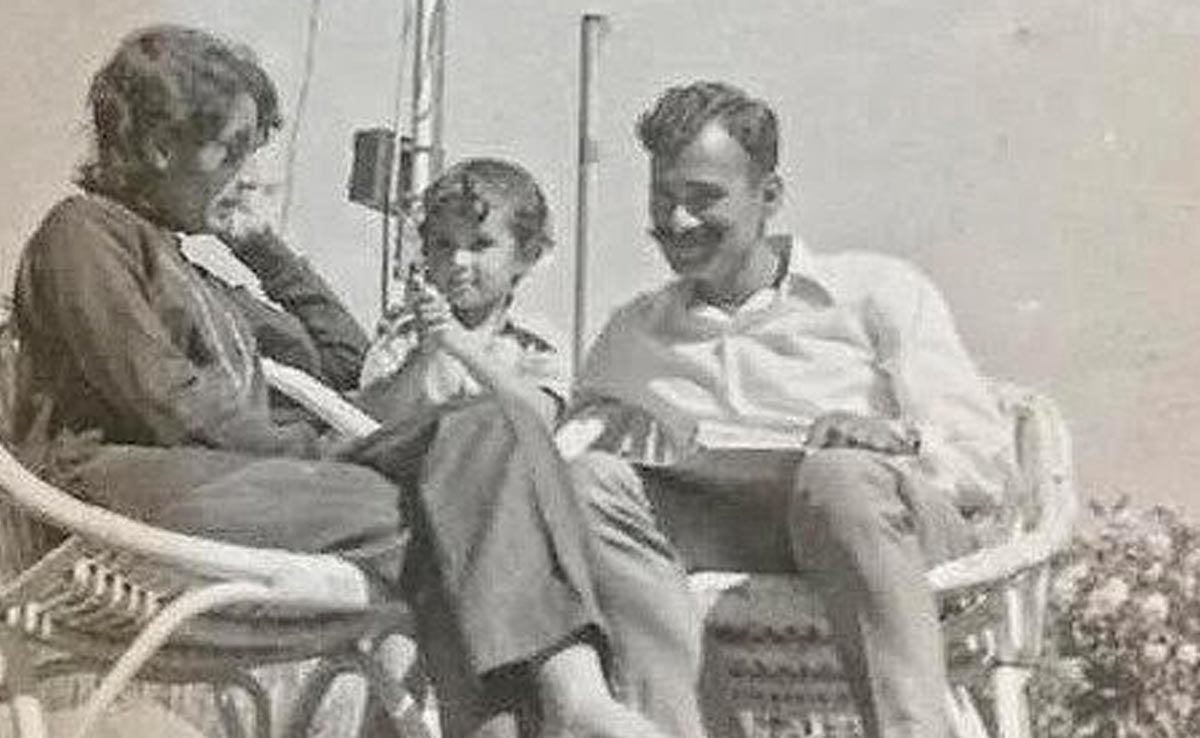 3 बार हुई एयरहोस्टेस से रिजेक्ट, अल्ताफ राजा के गाने से मिली पहचान, फोटो में दिख रही ये बच्ची आज बन गई है बॉलीवुड की जान, पहचाना क्या?