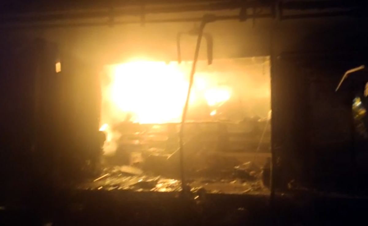 अलवर की प्रसिद्ध मिठाई की दुकान में लगी आग,  15 लाख का सामान जलकर राख