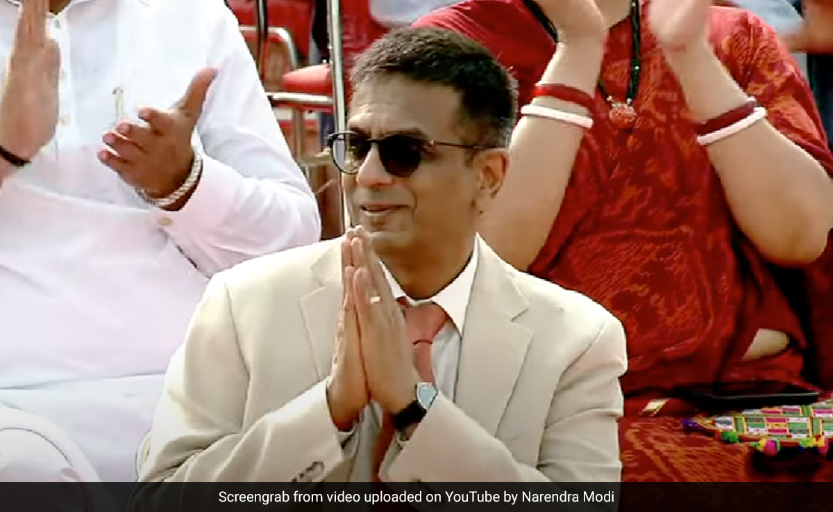 Chief Justice's Folded Hands Gesture On PM's Praise For Supreme Court