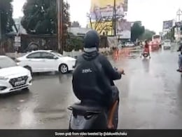 स्कूटी के अजीबोगरीब हॉर्न ने लोगों को किया हैरान, सुनकर हंसते-हंसते लोटपोट हो जाएंगे आप स्कूटी के अजीबोगरीब हॉर्न ने लोगों को किया हैरान, सुनकर हंसते-हंसते लोटपोट हो जाएंगे आप