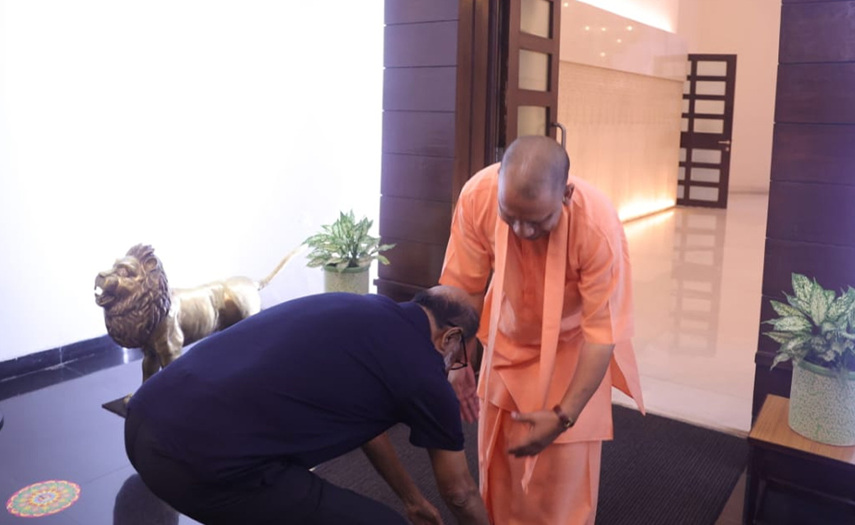 Watch: Rajinikanth Touches Yogi Adityanath's Feet At His Home In Lucknow