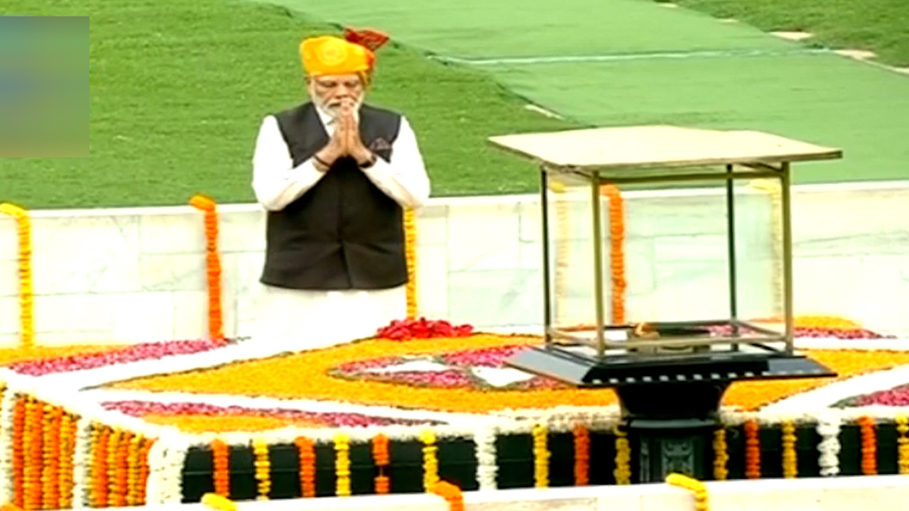 पीएम मोदी ने स्वतंत्रता देश के मौके पर महात्मा गांधी को दी श्रद्धांजलि