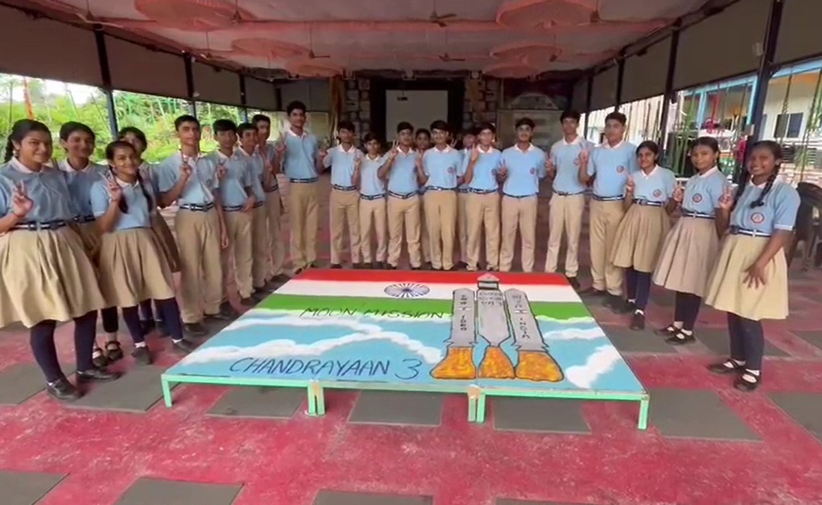 चंद्रयान 3 की सफलता के लिए स्कूली छात्रों ने खास अंदाज में ईश्वर से की प्रार्थना
