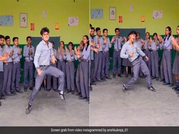 स्टूडेंट्स के बीच क्लास में जबरदस्त डांस करते छात्र ने जीता लोगों का दिल, धड़ल्ले से वायरल हो रहा वीडियो स्टूडेंट्स के बीच क्लास में जबरदस्त डांस करते छात्र ने जीता लोगों का दिल, धड़ल्ले से वायरल हो रहा वीडियो