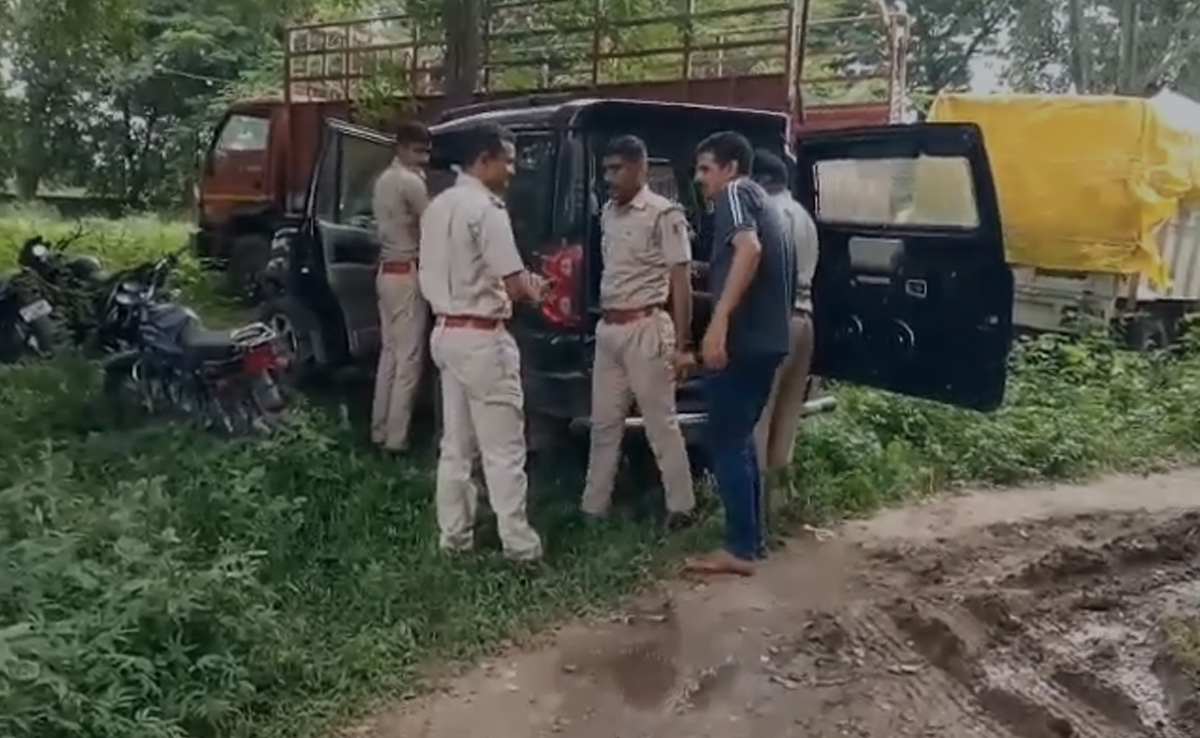 बैरिकेड्स तोड़कर भागते हुए तस्करों ने पुलिस पर किया गाड़ी चढ़ाने का प्रयास किया, हुए गिरफ्तार