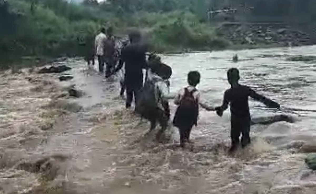 स्कूली बच्चे और ग्रामीण जान जोखिम में डालकर नदी पार करने को मजबूर, विकास के दावों की खुली पोल