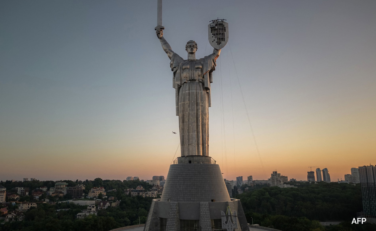 In Bold Move, Ukraine Removes Soviet Symbols On Monument In Kyiv