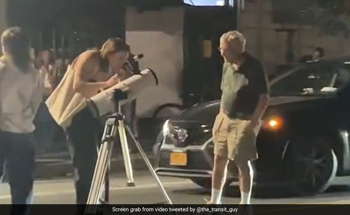 Astronomer, 82, Sets Up Telescope In Middle Of New York Street To Show People What Saturn Looks Like