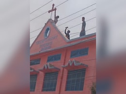 पाकिस्तान में चर्च पर हमला, भारी तोड़फोड़ करने के बाद आग लगाई पाकिस्तान में चर्च पर हमला, भारी तोड़फोड़ करने के बाद आग लगाई