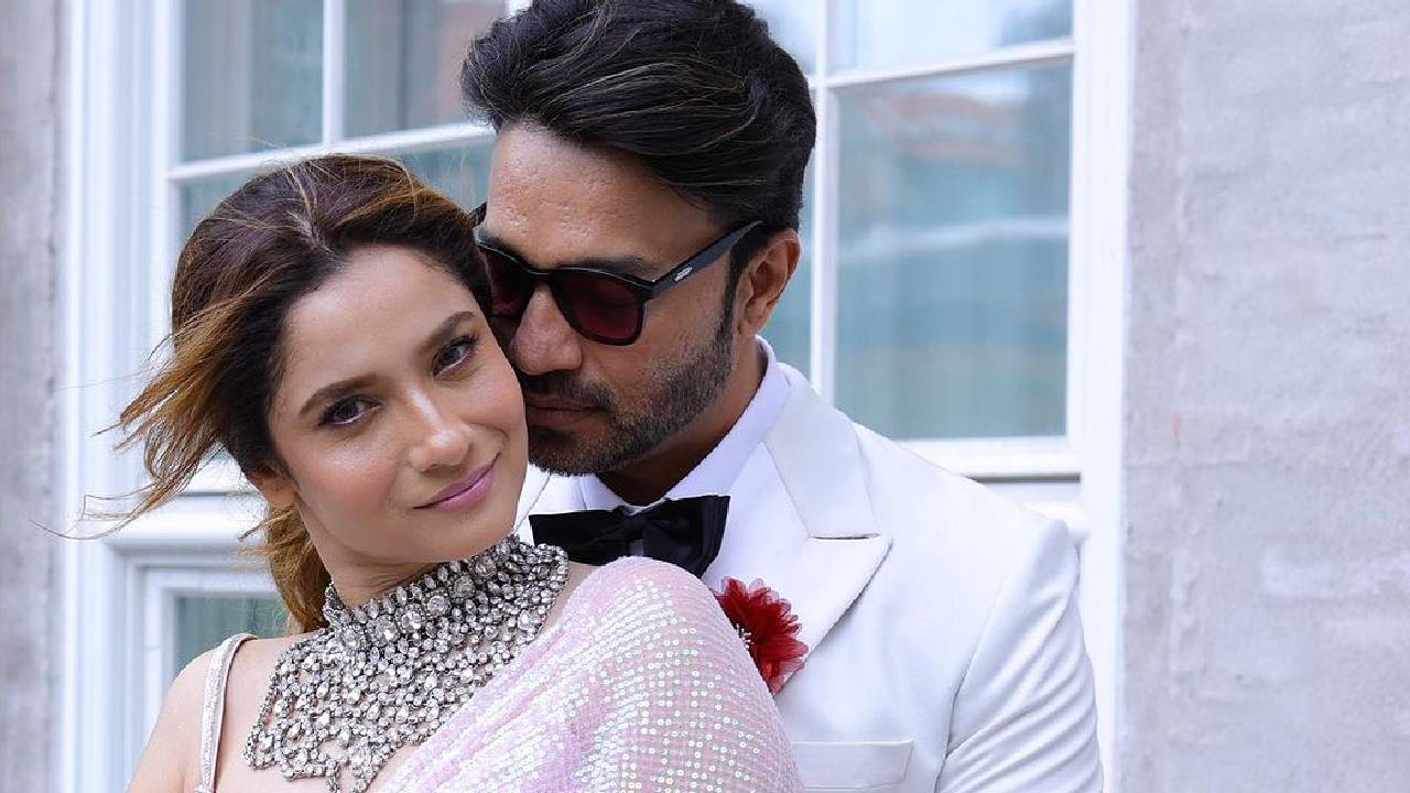 पिंक साड़ी पहन फिर दुल्हन बनीं अंकिता लोखंडे, पति संग हुईं रोमांटिक