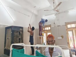 शाजापुर : अस्पताल में भर्ती मरीज के सामने ही होने लगी रंगाई-पुताई का काम, जनता परेशान शाजापुर : अस्पताल में भर्ती मरीज के सामने ही होने लगी रंगाई-पुताई का काम, जनता परेशान