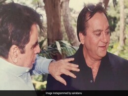 हादसे में चोटिल होने के बाद भी दिलीप साहब को ईद की मुबारकबाद देने पहुंचे थे सुनील दत्त, सायरा बानो ने फोटो शेयर कर बताया जिगरी दोस्तों का किस्सा हादसे में चोटिल होने के बाद भी दिलीप साहब को ईद की मुबारकबाद देने पहुंचे थे सुनील दत्त, सायरा बानो ने फोटो शेयर कर बताया जिगरी दोस्तों का किस्सा