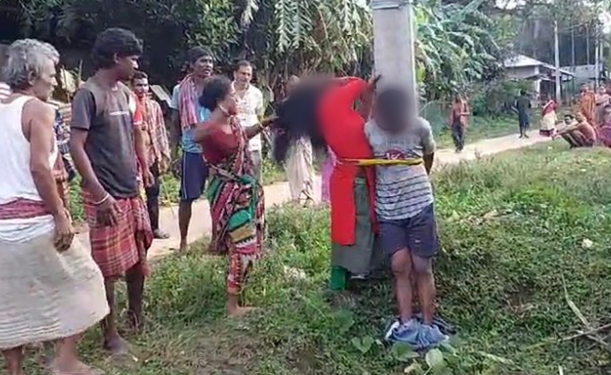 त्रिपुरा : एक्स्ट्रा मैरिटल अफेयर के शक में महिला और युवक की बिजली के खंभे से बांधकर पिटाई