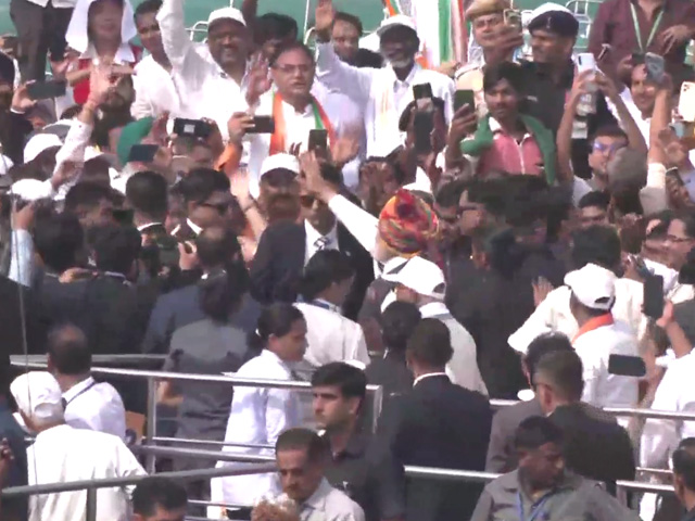 PM Modi Meets Guests After Independence Day Address