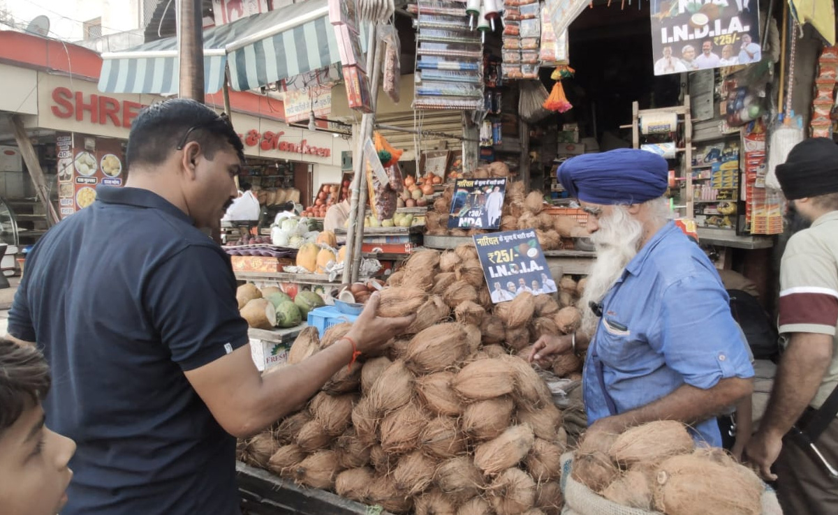 अजमेर में NDA और INDIA नारियल की धूम, देखते ही बनता है ग्राहकों का क्रेज
