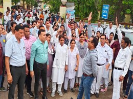 लंबित मांगों को लेकर नर्सेज कर्मचारियों का प्रदर्शन, जयपुर महापड़ाव की दी चेतावनी लंबित मांगों को लेकर नर्सेज कर्मचारियों का प्रदर्शन, जयपुर महापड़ाव की दी चेतावनी