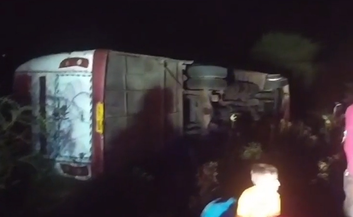ओंकारेश्वर जा रहे श्रद्धालुओं से भरी बस शिवपुरी में पलटी, कई श्रद्धालु घायल