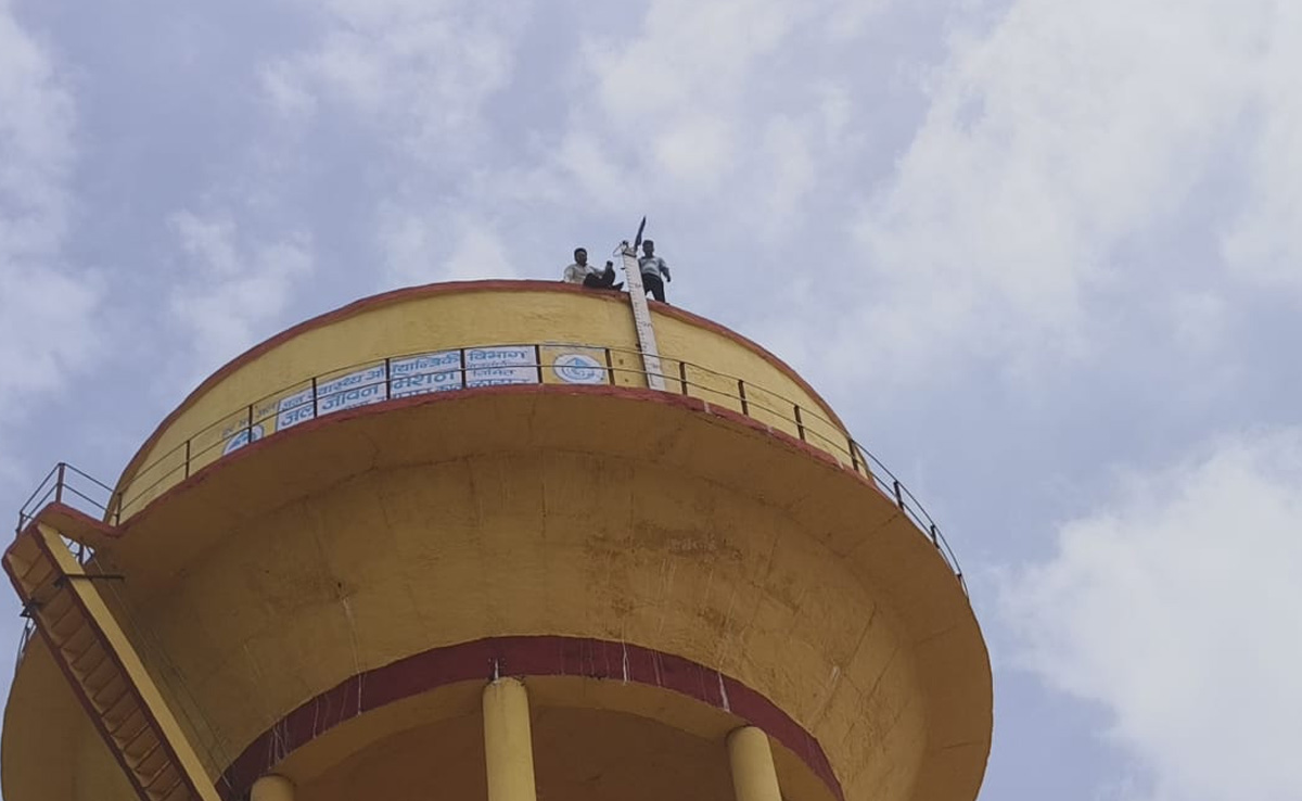 चूरू में पेयजल संकट से परेशान ग्रामीणों का आंदोलन, टंकी पर चढ़े लोग