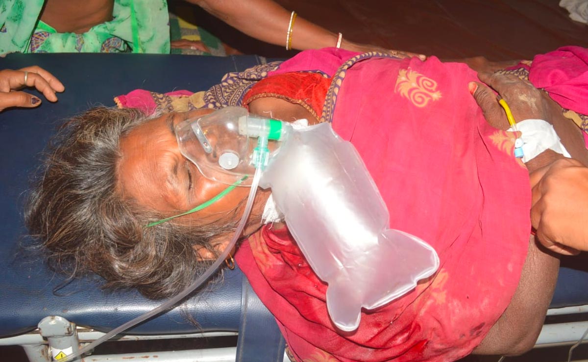 नशे के लिए पैसे न देने पर बेटे ने मां पर कुल्हाड़ी से किया हमला, हालत गंभीर