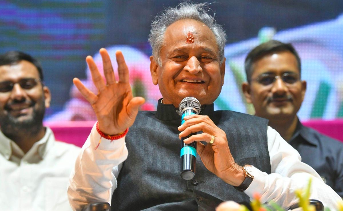 गहलोत की बड़ी सौगात! 1.40 करोड़ कंज्यूमर्स के बिजली बिल पर फ्यूल  सरचार्ज किया खत्म
