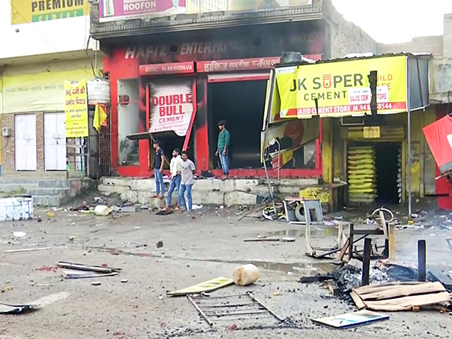 हिंसा की आग नूंह से गुरुग्राम तक दिखी, कई दुकानों को उपद्रवियों ने लगाई आग