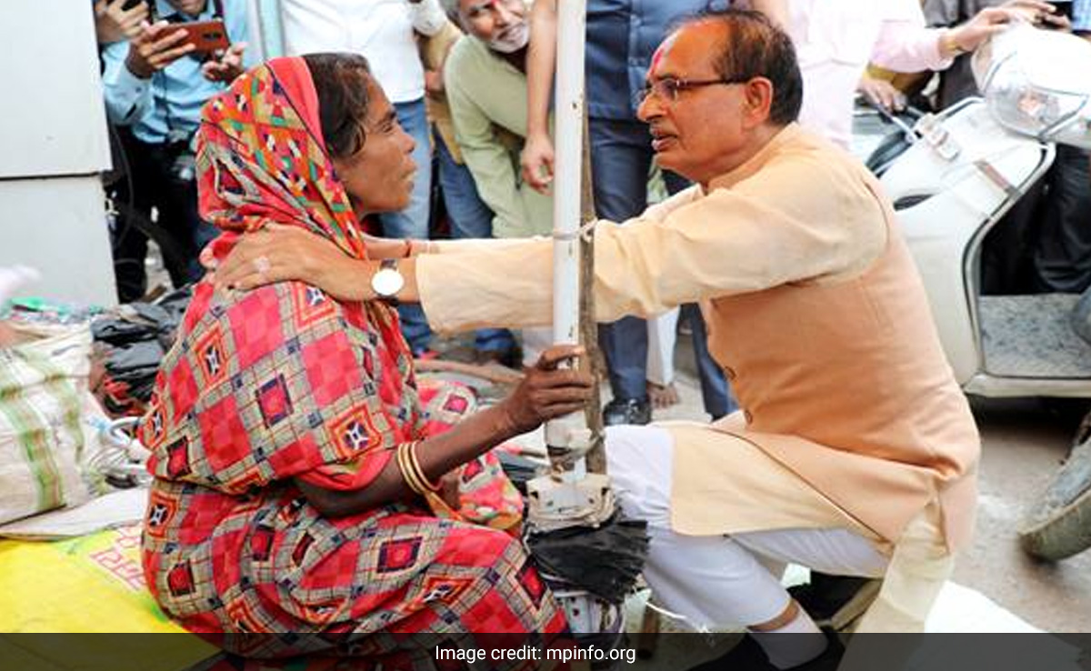 छाता सुधारने वाली महिला ने बताई पीड़ा, शिवराज ने तुरंत दिए 50 हजार रुपये