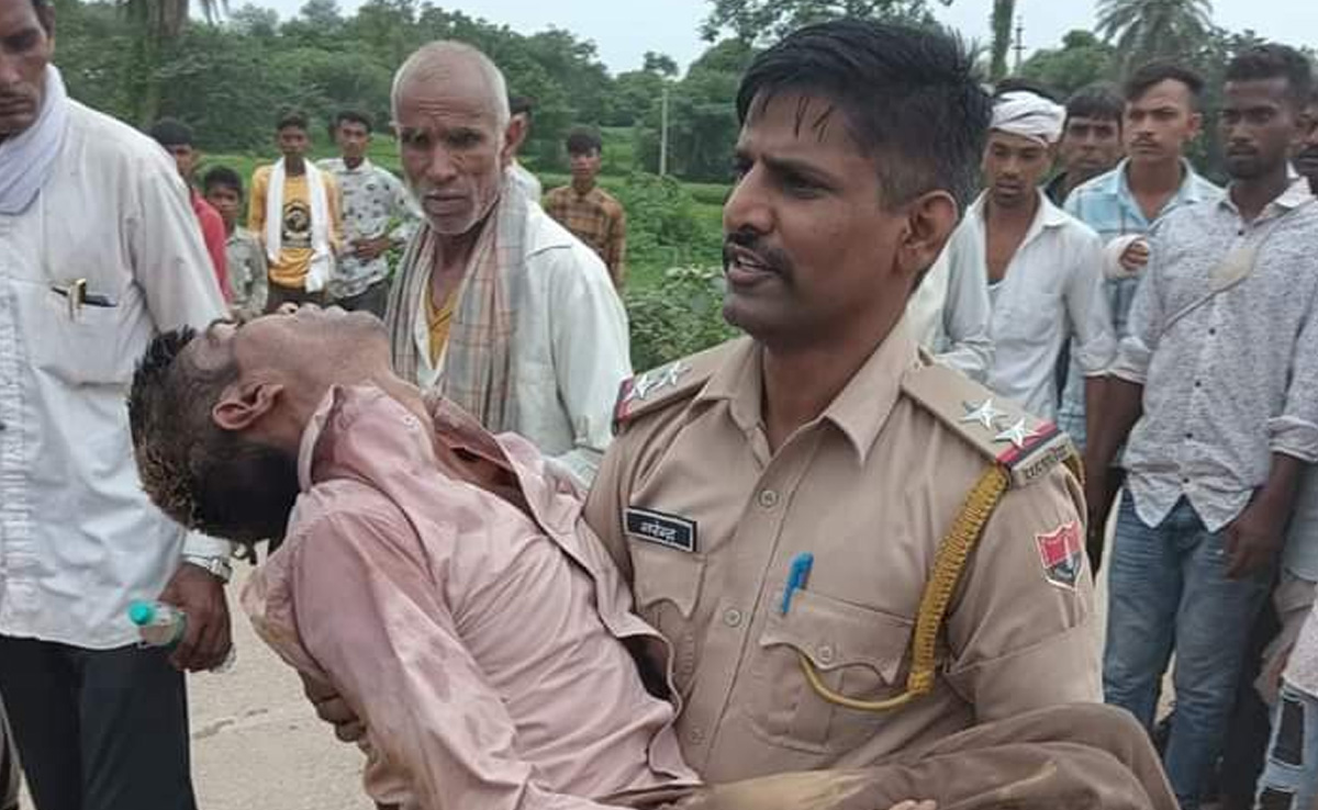 बांसवाड़ा : पुलिस ने पेश की मानवता की मिसाल,&nbsp;बेहोश युवक को गोद में&nbsp;उठाकर पहुंचाया अस्पताल