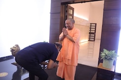 देखें: लखनऊ में रजनीकांत ने योगी आदित्यनाथ के पैर छुए देखें: लखनऊ में रजनीकांत ने योगी आदित्यनाथ के पैर छुए