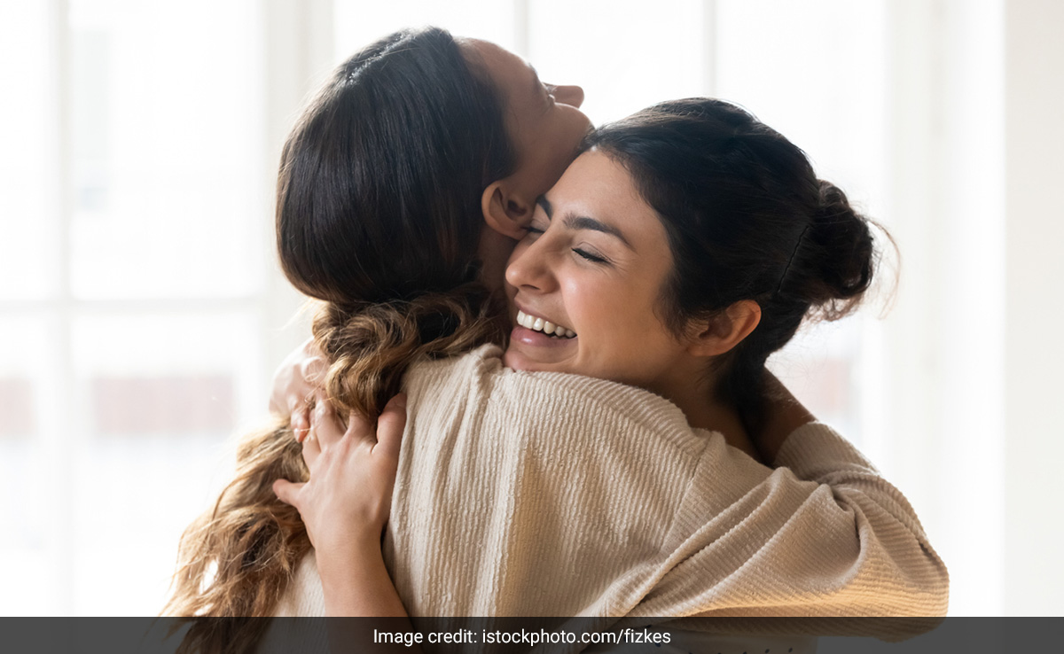 Sisters' Day 2025: आज है बहनों का दिन, भेजिए अपनी प्यारी बहना को खास मैसेजेस और विश कीजिए हैप्पी सिस्टर्स डे