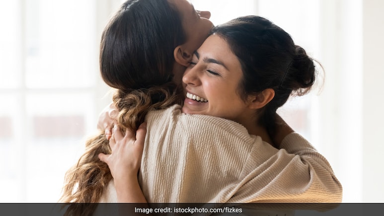 Sisters' Day 2025: आज है बहनों का दिन, भेजिए अपनी प्यारी बहना को खास मैसेजेस और विश कीजिए हैप्पी सिस्टर्स डे