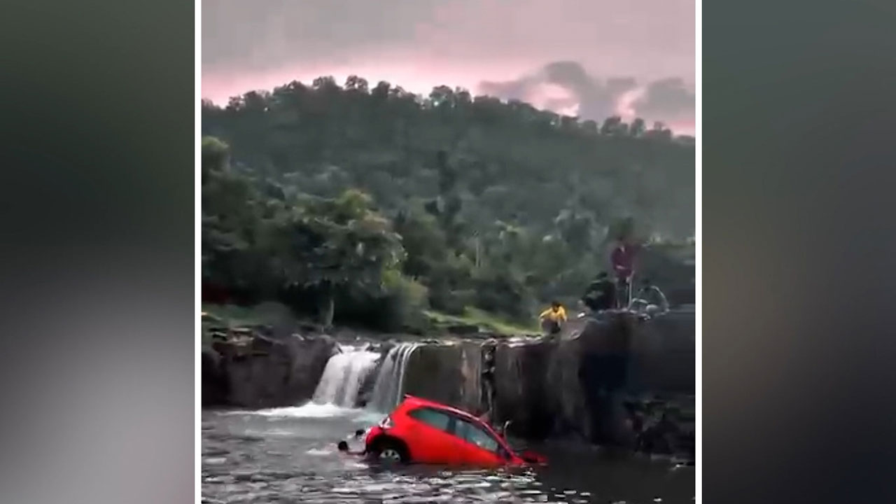 इंदौर: पिकनिक मनाने गई थी फैमिली, रिवर्स लेते ही कुंड में गिरी कार, देखें Video
