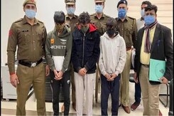 इंदौर में पुलिस की बड़ी कार्यवाई, 4 लोग गिरफ्तार इंदौर में पुलिस की बड़ी कार्यवाई, 4 लोग गिरफ्तार
