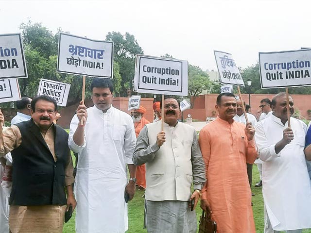 भारत छोड़ो आंदोलन के 81 साल पूरे, गांधी प्रतिमा पर जुटे कांग्रेस और बीजेपी सांसद