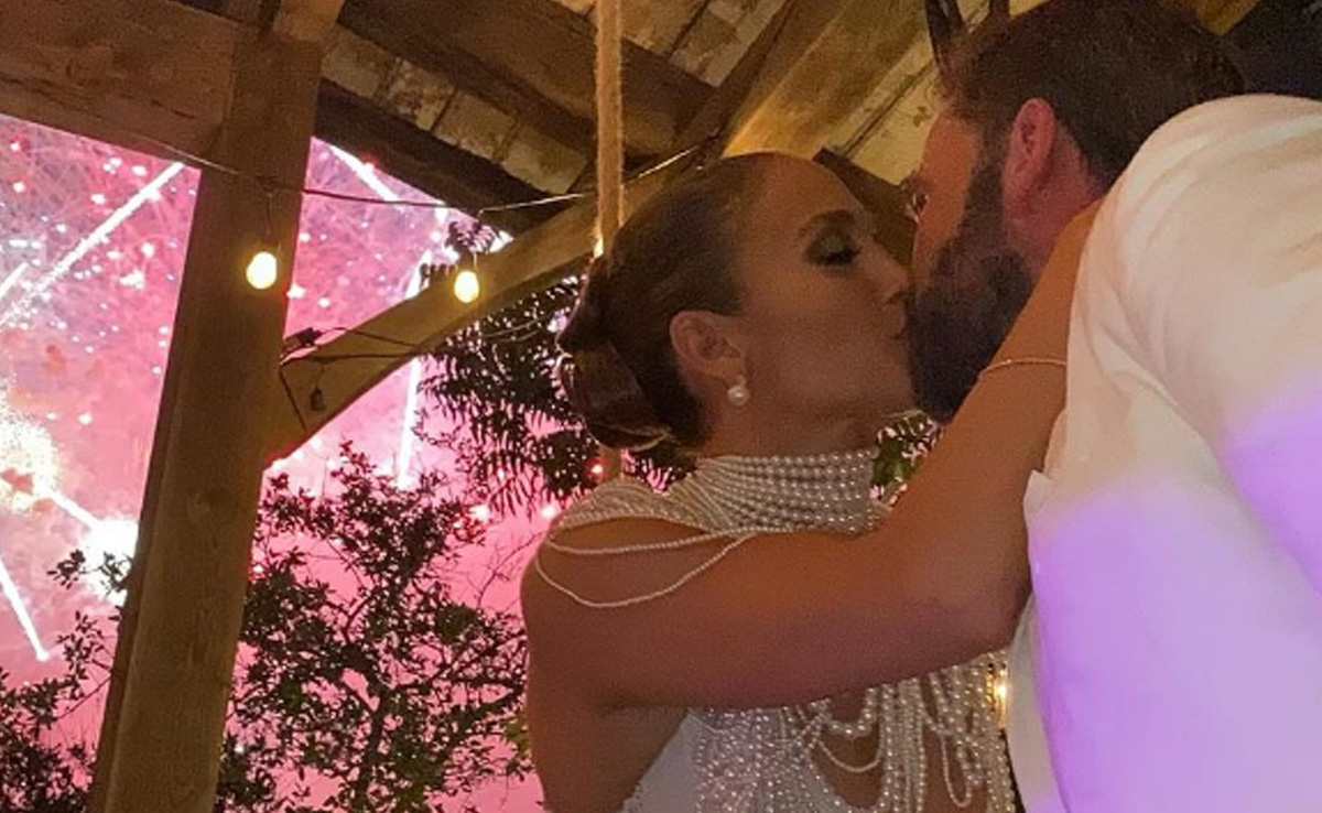 Jennifer Lopez And Ben Affleck, Sealed With A Kiss And A Poem. See Her Anniversary Post
