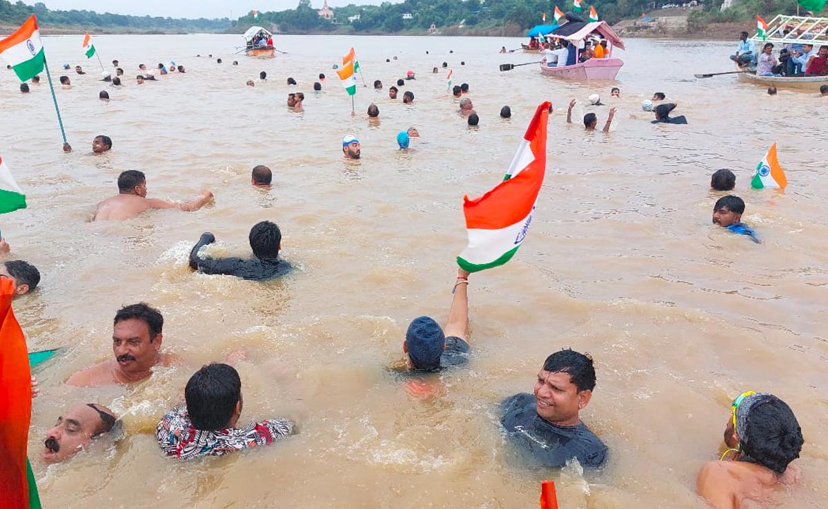 जबलपुर: नर्मदा की लहरों के बीच निकाली गई 'अखंड भारत तिरंगा यात्रा'
