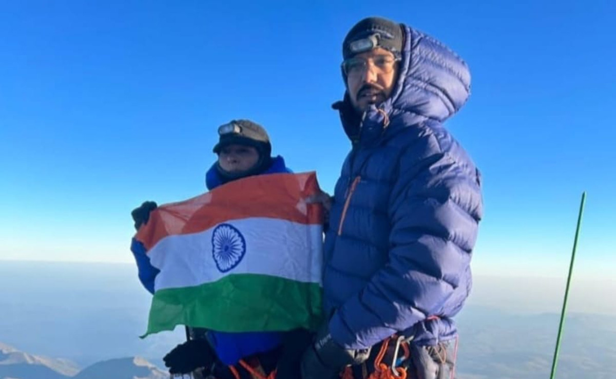 रतलाम की दंपत्ति ने यूरोप की सबसे ऊंची चोटी पर फहराया भारत का तिरंगा