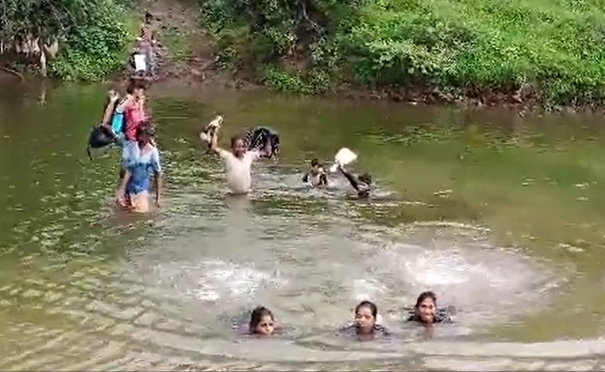 धार: पढ़ना है तो तैरना पड़ेगा ! बच्चों की CM शिवराज से गुहार- पुल बनवा दें