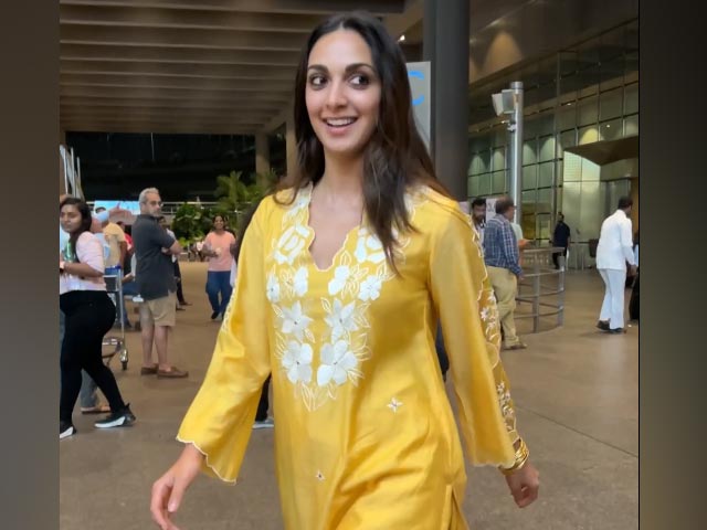 जब एयरपोर्ट पर पैपराजी ने धीरे चलने को कहा तब थकी हुई कियारा आडवाणी ने कही यह बात