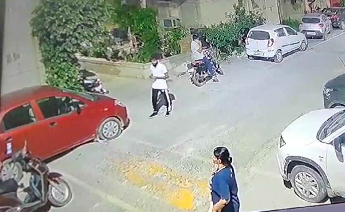 Delivery Agent In Delhi Asks Woman For Address, She Attacks Him With Knife