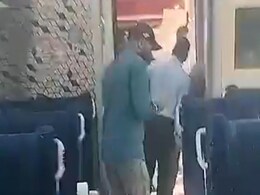 वंदे भारत ट्रेन में बिना टिकट यात्रा कर रहा था शख्स, जलाई सिगरेट तो बजने लगा अलार्म, फिर जो हुआ... वंदे भारत ट्रेन में बिना टिकट यात्रा कर रहा था शख्स, जलाई सिगरेट तो बजने लगा अलार्म, फिर जो हुआ...