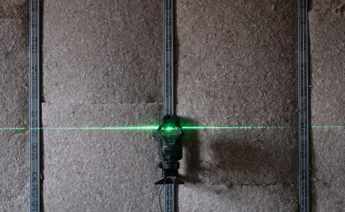 US Warns Against Pointing Lasers At Planes After Pilots Report Eye Injuries